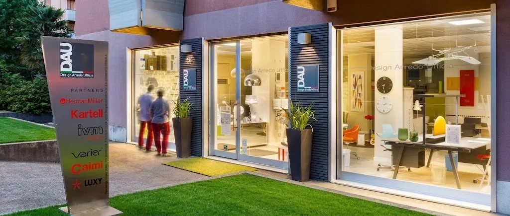 Lo showroom DAU di Via Paleocapa a Bergamo, illuminato di sera